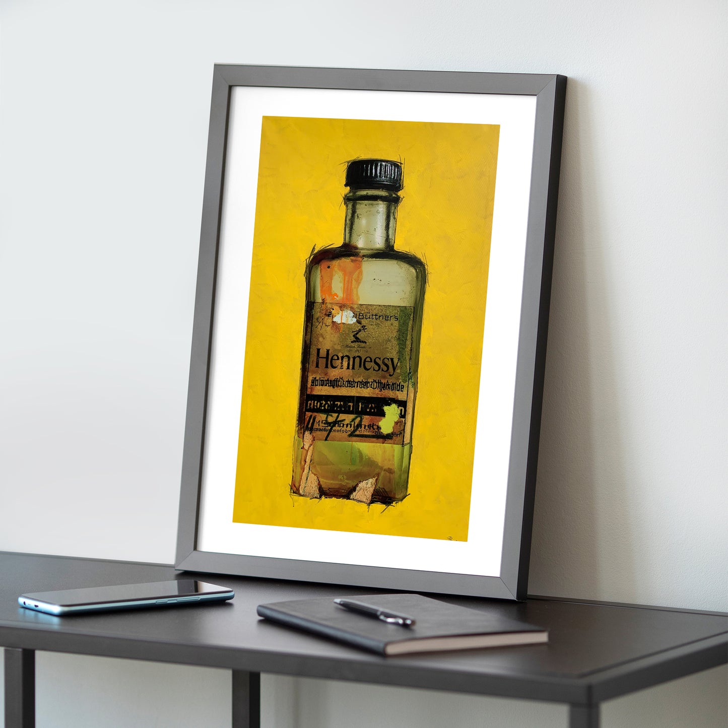 Kunstdruck eine alten Künstlerflasche mit einem Hennessy-Etikett. Die Flasche ist auf gelbem Hintergrund.
