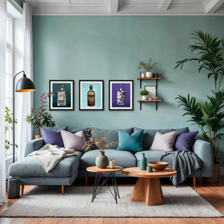Modernes Wohnzimmer mit grauem Ecksofa, bunten Kissen, drei gerahmten Bildern von Alkoholika Artefakt Kunstdrucken von Dominik Lommer an der Wand und grünen Pflanzen