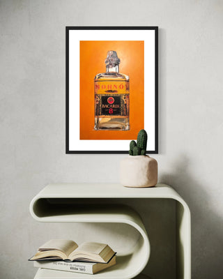 Moderner Kunstdruck einer stilisierten Bacardi-Flasche auf kräftigem orangefarbenem Hintergrund, gerahmt und stilvoll präsentiert an einer hellgrauen Wand. Darunter ein Design-Regal mit Kaktus im Keramiktopf und geöffnetem Buch. Perfektes Wandbild für Wohnzimmer, Bar oder Küche – originelles Geschenk für Männer, Bacardi-Fans und Liebhaber ausgefallener Kunst.