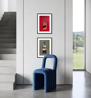 Moderne Einrichtung mit stilvollem Stuhl und zwei Alkoholika Artefakt Kunstdrucken an der Wand.