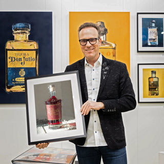 Dominik Lommer mit deinem Kunstdruck in der Hand bei einer Vernissage