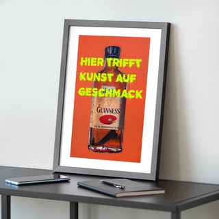 Exklusiver Kunstdruck "Guiness" mit humorvollem Spruch, Teil einer faszinierenden Serie, die historische Künstlerflaschen und moderne Alkoholmarken kombiniert. Hochwertig auf weißem Papier gedruckt und gerahmt (40 × 50 cm), ideal für Kunstliebhaber und Humorenthusiasten.