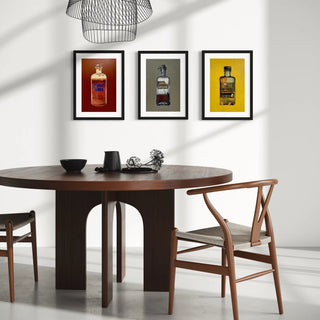 Drei Kunstdrucke von Dominik Lommer hängen an einer Wand in einem stylischen Esszimmer. Poster und Wandbild für Wohnzimmer