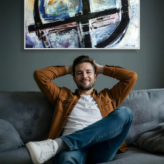 Mann sitz auf einem Sofa im Hintergrund das Bild Globus Cruziger an der Wand. Poster und Wandbild für Wohnzimmer als Geschenk für Männer, Leinwandbild Acryl