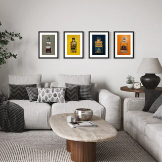 Vier Kunstbilder von verschiedenen Spirituosenflaschen, eingerahmt und an einer grauen Wand über einem modernen Sofa aufgehängt. Diese stilvolle Wanddekoration ist eine ideale Geschenkidee für Männer. Jedes Kunstbild zeigt eine Flasche mit einem einzigartigen Hintergrund, der farbenfrohe Akzente im Raum setzt. Perfekt für Liebhaber von moderner Kunst und hochwertigen Spirituosen. Poster für Wohnzimmer als Geschenk für Mann.