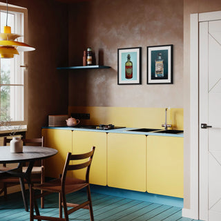Zwei Kunstdrucke hängen in einer farbigen Küche an der wand als Poster und Wandbild für Wohnzimmer und Küche