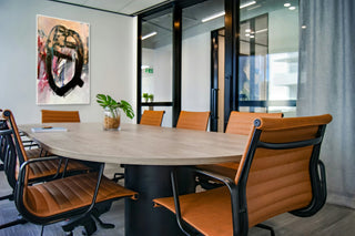 "Artefakt" - Ein faszinierendes Gemälde von Dominik Lommer, das eine abstrakte Interpretation eines geheimnisvollen Objekts bietet. Perfekt für Kunstliebhaber und Sammler von Kunst für Unternehmen, die eine inspirierende Büroumgebung schaffen möchten. Das Bild hängt in einem Zimmer mit einem bequemen Sessel davor.