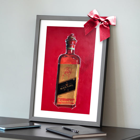 Gerahmter Kunstdruck von Johnnie Walker Black Label Flasche auf rotem Hintergrund mit festlicher Schleife – ideales Geschenk für Whisky-Liebhaber, dekoratives Kunstwerk.