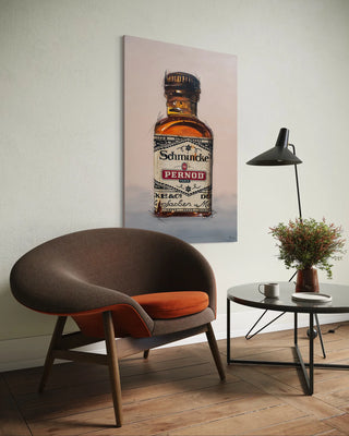 Das Gemälde Artefakt Pernod als Bild beige hängt an einer Wand, davor steht ein brauner Sessel und ein moderner Couchtisch