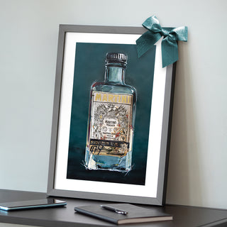Künstlerische Darstellung einer Martini Green-flasche als Kunstdruck in einem schwarzen Rahmen mit einer farbigen Schleife. Das Bild in Grün und Beige steht auf einem Sideboard. 