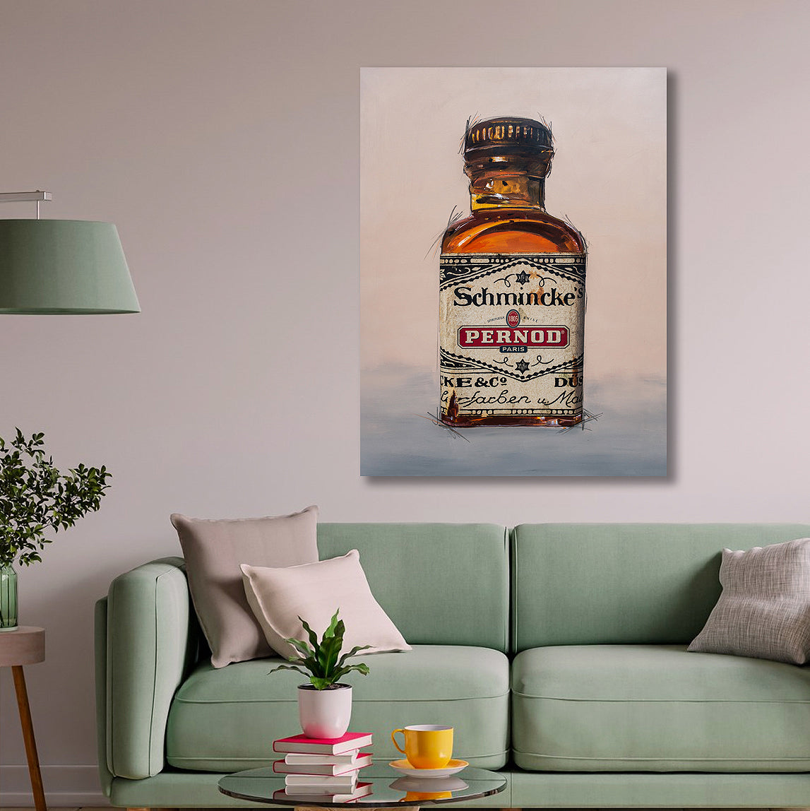 Ein großformatiger Kunstdruck einer antiken Pernod-Flasche aus der Kunstserie "Alcoholica Artefacts" hängt an einer hellen Wohnzimmerwand über einem pastellgrünen Sofa. Der Raum ist stilvoll eingerichtet mit Kissen, einem kleinen Beistelltisch und einer Tischlampe in einem sanften Grünton. Dieses Kunstwerk bringt einen modernen Akzent in die Wohnung und ist ein besonderes Geschenk für Männer.