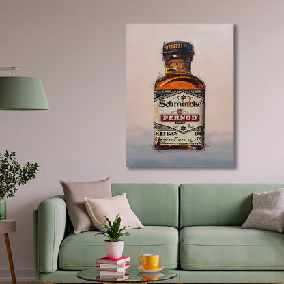 Ein großformatiger Kunstdruck einer antiken Pernod-Flasche aus der Kunstserie "Alcoholica Artefacts" hängt an einer hellen Wohnzimmerwand über einem pastellgrünen Sofa. Der Raum ist stilvoll eingerichtet mit Kissen, einem kleinen Beistelltisch und einer Tischlampe in einem sanften Grünton. Dieses Kunstwerk bringt einen modernen Akzent in die Wohnung und ist ein besonderes Geschenk für Männer.