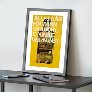 Exklusiver Kunstdruck “Hennessy" mit lustigen Sprüchen, Teil einer faszinierenden Serie, die historische Künstlerflaschen und moderne Alkoholmarken kombiniert. Hochwertig auf weißem Papier gedruckt und gerahmt (40 × 50 cm), ideal für Kunstliebhaber und Humorenthusiasten.