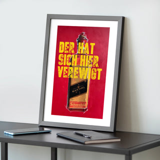 Exklusiver Kunstdruck "Johnny Walker" als Bild in rot, gelb und schwarz mit humorvollem Spruch, Teil einer faszinierenden Serie, die historische Künstlerflaschen und moderne Alkoholmarken kombiniert. Hochwertig auf weißem Papier gedruckt und gerahmt (40 × 50 cm), ideal für Kunstliebhaber und Humorenthusiasten.