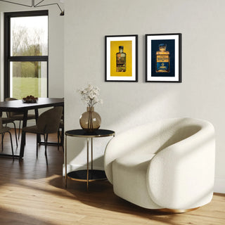 Zwei Kunstdrucke Lommer hängen an der Wand, davor steht ein weisser Sessel und ein Beistelltisch, Die Wohnung ist minimalistisch und modern eingerichtet. Wandbilder für Wohnzimmer Geschenk für Männer
