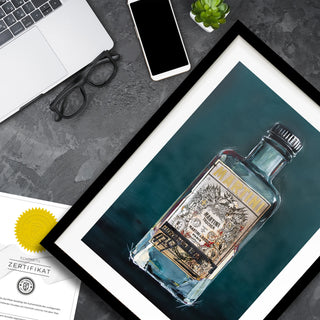 Kunstdruck eines Martini Green von Dominik Lommer, Teil der Alkoholika Artefakte Serie, in schwarzem Rahmen auf grauem Tisch mit Laptop, Brille, Smartphone und Pflanze