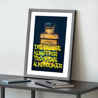 Exklusiver Kunstdruck “Tequila" mit humorvollem Spruch, Teil einer faszinierenden Serie, die historische Künstlerflaschen und moderne Alkoholmarken kombiniert. Hochwertig auf weißem Papier gedruckt und gerahmt (40 × 50 cm), ideal für Kunstliebhaber und Humorenthusiasten als Wandbild für Wohnzimmer und Geschenk für Männer