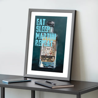 Exklusiver Kunstdruck “Martini Green" mit humorvollem Spruch, Teil einer faszinierenden Serie, die historische Künstlerflaschen und moderne Alkoholmarken kombiniert. Hochwertig auf weißem Papier gedruckt und gerahmt (40 × 50 cm), ideal für Kunstliebhaber und Humorenthusiasten als Geschenk für Männer fürs Wohnzimmer