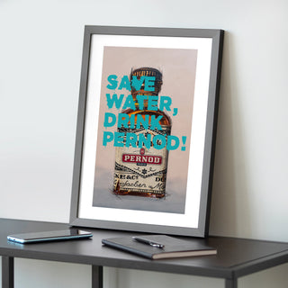 Exklusiver Kunstdruck "Pernod" mit humorvollem Spruch, Teil einer faszinierenden Serie, die historische Künstlerflaschen und moderne Alkoholmarken kombiniert. Hochwertig auf weißem Papier gedruckt und gerahmt (40 × 50 cm), ideal für Kunstliebhaber und Humorenthusiasten.