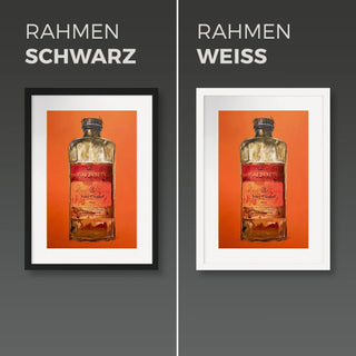 Kunstdruck Alkoholika Artefakt Veuve Clicquotvor einer grauen Wand mit schwarzem und weissem Bilderrahmen