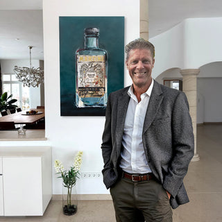Oliver Hanke steht vor dem Original-Gemälde des Artefakt Martini Green