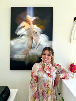 Kundin steht im Hochzeitsladen vor dem Gemälde Cinderella Dance