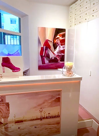 Gemälde von Dominik Lommer im Showroom von BAVARIAN CINDERELLA in München