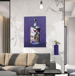 Violettes Bild einer alten Ginflasche im Format 80x120cm hängt über einer grauen Couch an einer Marmorwand Poster_und_Bilder_fuer_Wohnzimmer_Wandbilder