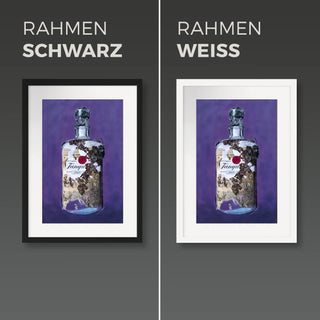 Kunstdruck Alkoholika Artefakt Tanquerayvor einer grauen Wand mit schwarzem und weissem Bilderrahmen
